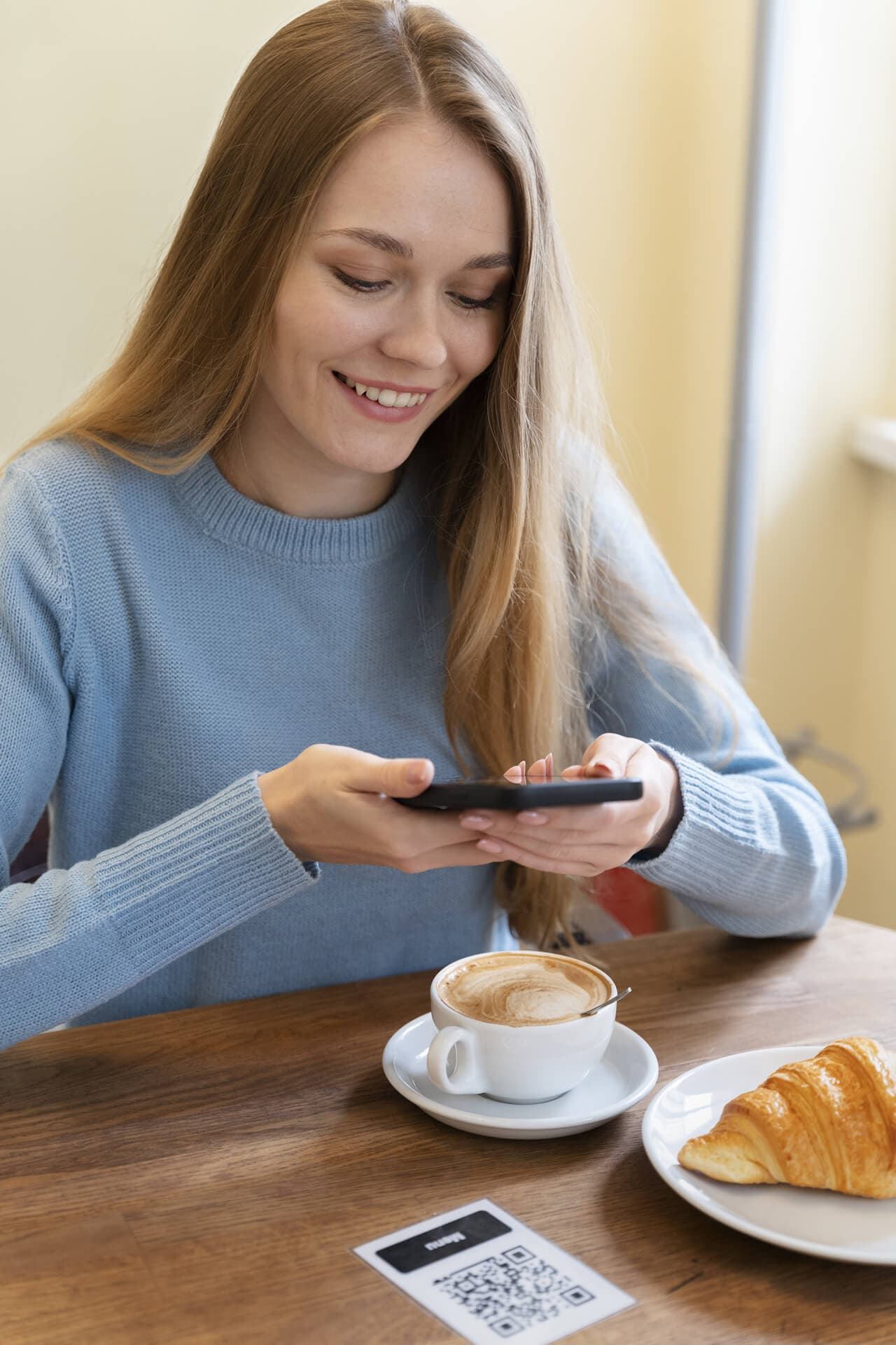 Müşteri QR menüyü telefonla okutuyor
